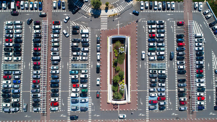 Photographie aérienne d'un parking de centre commercial