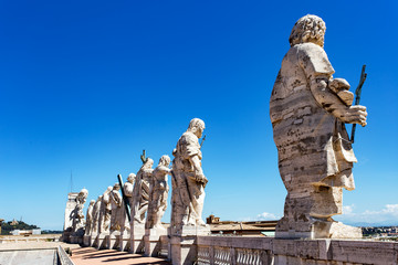 Obraz premium Statues on St. Peter's Basilica. Vatican city