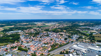 Fototapeta premium Vue aérienne de la ville de Machecoul en Loire Atlantique