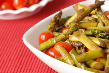 Glazed asparagus and tomato salad