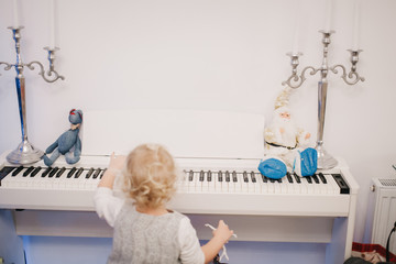 ребёнок играет на пианино