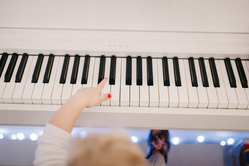 ребёнок играет на пианино