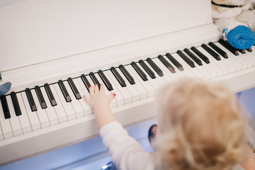 ребёнок играет на пианино