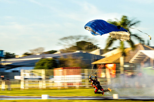 Pouso de paraquedas na &aacute;gua