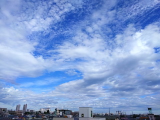 台風一過の青空と街並み