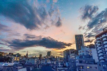 Naklejka premium 東京の空と高層ビル