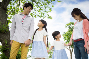 ピクニックをする家族