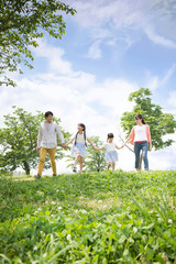 ピクニックをする家族 © milatas