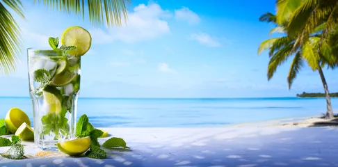 Abwaschbare Fototapete tropischer Sommerurlaub  Exotische Getränke auf tropischem Strandhintergrund der Unschärfe © Konstiantyn