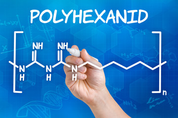 Hand mit Stift zeichnet chemische Strukturformel von Polyhexanid