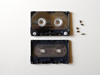 分解されたカセットテープ