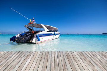 Fototapeta na wymiar speed boat and Beautiful seascape on island in Thailand.