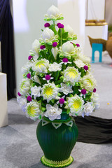  flowers arranged in lotus-shape