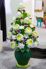  flowers arranged in lotus-shape