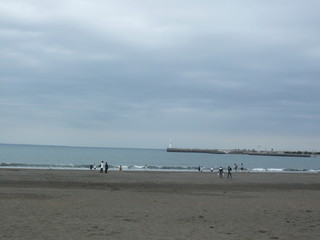 海を訪れる人々