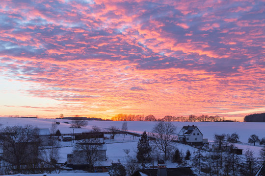 Winterlandschaft mit Sonnenuntergang in Rheinland-Pfalz germany