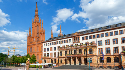 Fototapeta premium Wiesbaden, Schloßplatz. Links die Marktkirche, rechts Neues Rathaus. 4. Juli 2017.