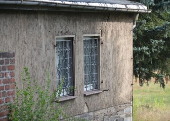 Fototapeta na wymiar Fenstergitter - Alte Fassade bröckelt