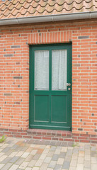 Fototapeta na wymiar Grüne Haustür eines Hauses