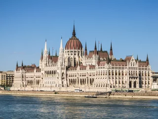 Foto op Plexiglas Hungarian Parliament building in Budapest with blue sky background © Helissa