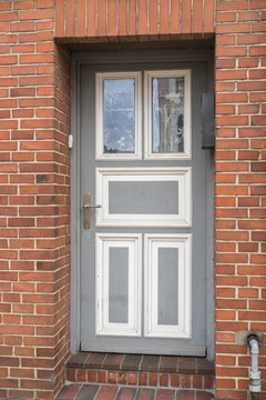 Alte grau weiße Haustür aus Holz