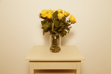 Gelbe Rosen in einer Vase
