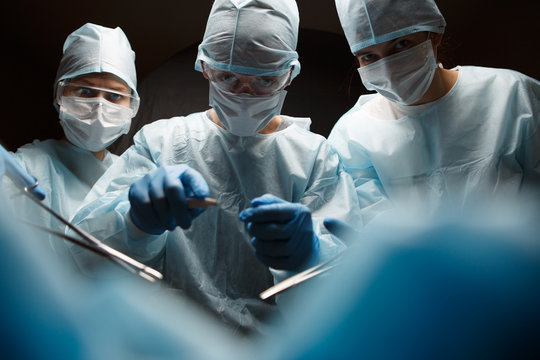 Photo of surgeons with corncangs