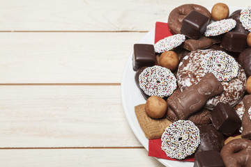 Weihnachtssüßigkeiten auf Teller