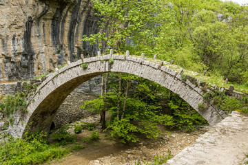 Fototapeta na wymiar Stone bridge of Kontodimos bridge near Vitsa, Greece