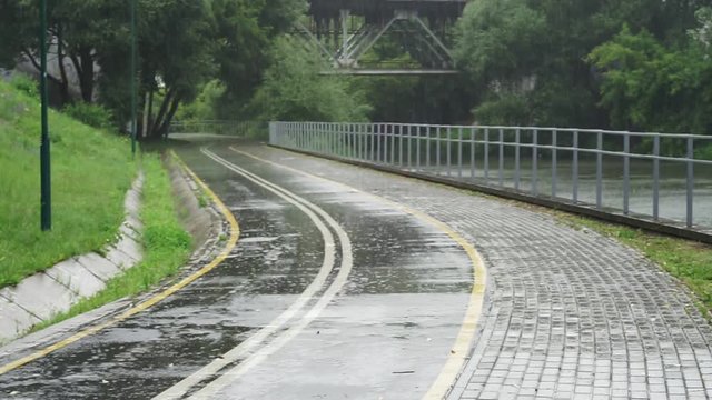 The rain falls on joggin track