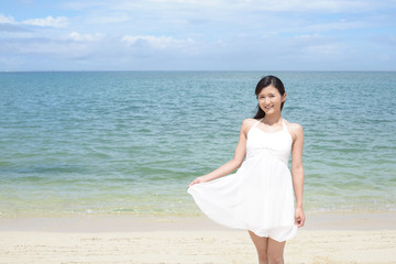 Fototapeta na wymiar 沖縄の海で楽しむ女性