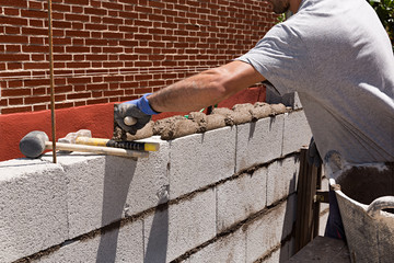 Obrero construyendo un muro de bloques de hormigón 1.