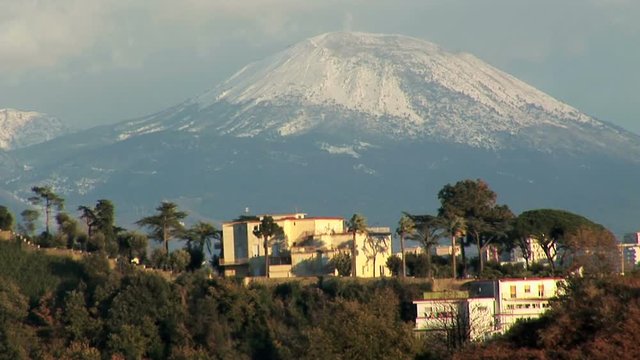 Napoli, il Vesuvio innevato