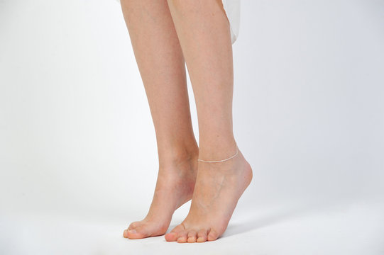 sch&ouml;ne frauenbeine mit fu&szlig;kettchen schmuck