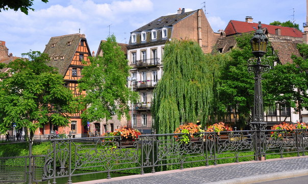 Altstadt von Straßburg mit Brücke über den  Canal de la Marne au Rhin