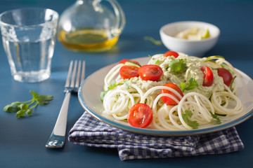 spiralized courgette salad with avocado dressing, healthy vegan meal