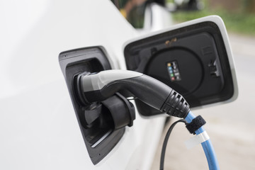 ein Elektroauto wird mit strom betankt