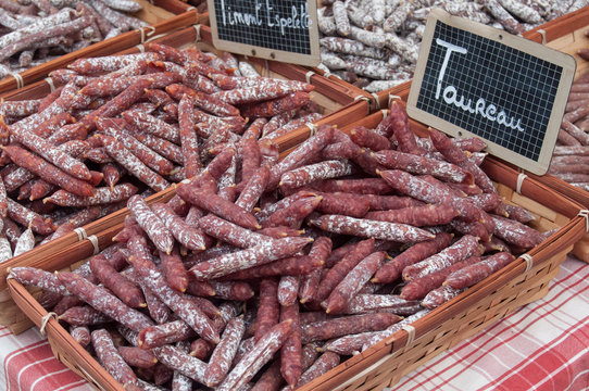 saucissons traditionnels au march&eacute;