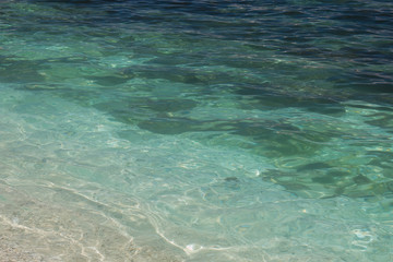 Acqua cristallina nella spiaggia delle due sorelle al Conero