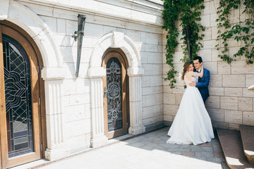 Obraz premium Very happy wedding couple at summer