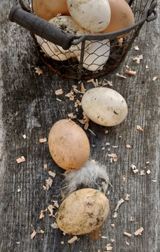 œufs frais dans panier sur fond bois 