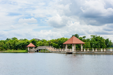 Obraz premium walkways over the lake