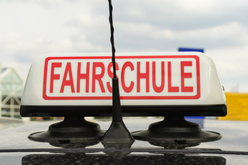 Fahrschulschild auf dem Dach eines Autos 