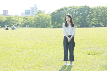 公園にたたづむ女性