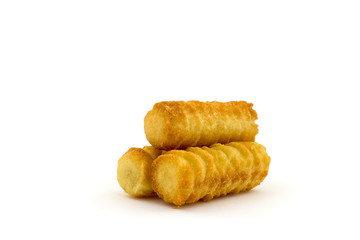 Frittierte kroketten auf weissen hintergrund