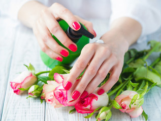 Obraz na płótnie Canvas Woman with beautiful trendy pink manicure applying hand lotion