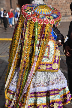 Péruvienne en habit de fête à Cusco au Pérou