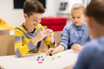 Obraz premium happy children building robots at robotics school