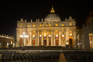 Fototapeta na wymiar Saint Peter's basilica at nignt illumination, Vatican Italy