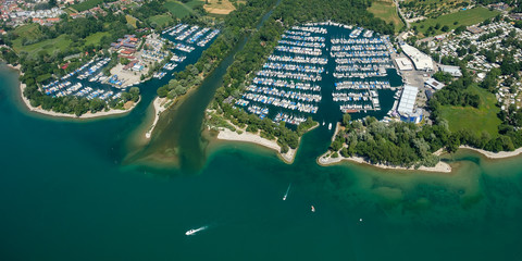 Boote und Yachthafen bei Langenargen am Bodensee